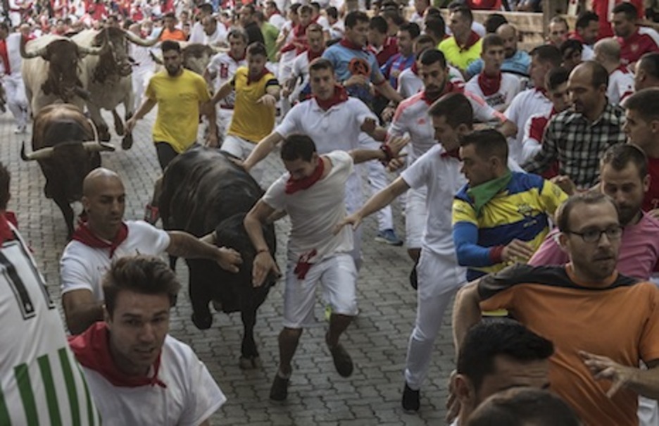 Un corredor pasa por apuros en el callejón. (Jagoba MANTEROLA/FOKU)