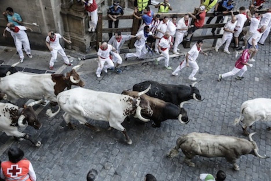 La torada alcanza la plaza Consistorial. (Joseba ZABALZA/FOKU)