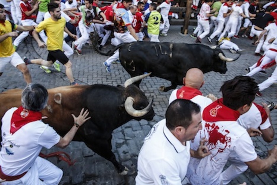 Dos toros de Núñez del Cuvillo pasan por Telefónica. (Iñaki VERGARA/FOKU)