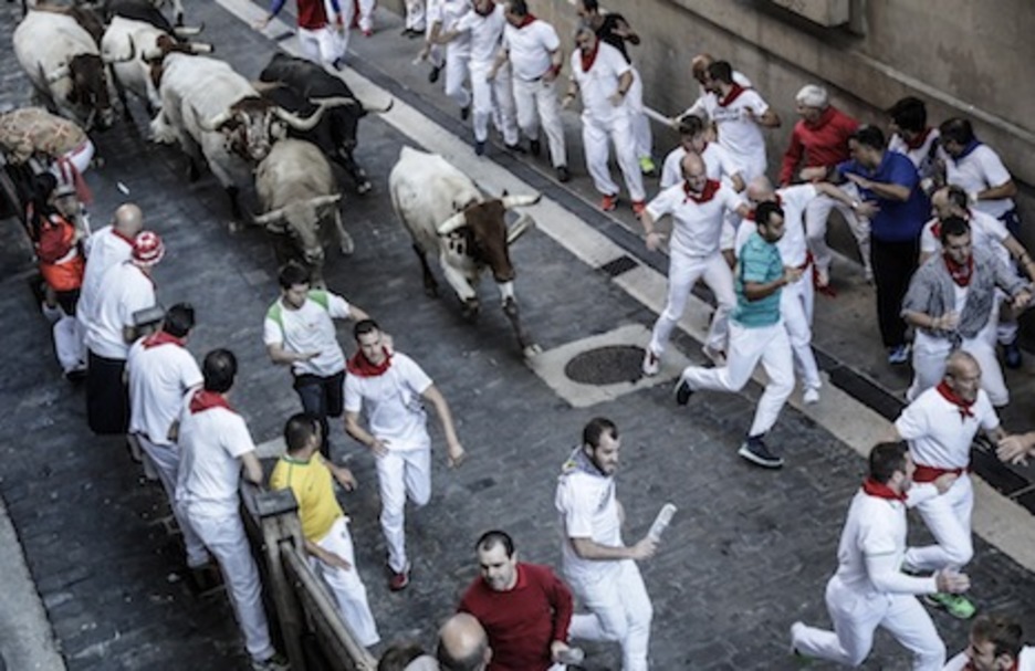 La manada sube a todo tren por la cuesta de Santo Domingo. (Joseba ZABALZA/FOKU)