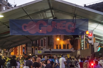 Txosna de Gogorregi en la plaza Pío Baroja. (Aritz LOIOLA / FOKU)
