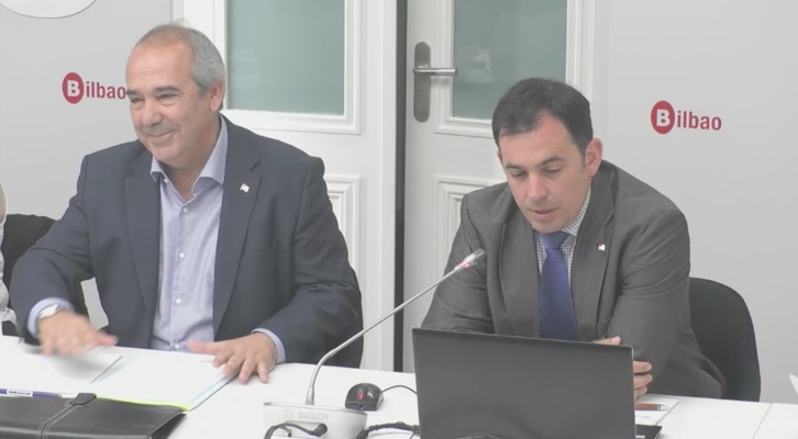 Los ediles del PNV Asier Abaunza y Koldo Narbaiza durante la comparecencia.