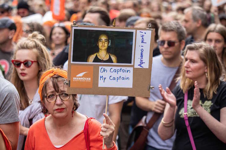 Manifestación en Berlín en apoyo a Carola Rackete. (Omer MESSINGER/AFP)