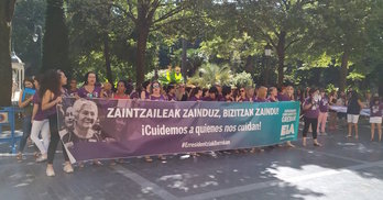 La manifestación de las trabajadoras de residencias ha terminado ante la Diputación de Gipuzkoa. (@HamaikaTB)