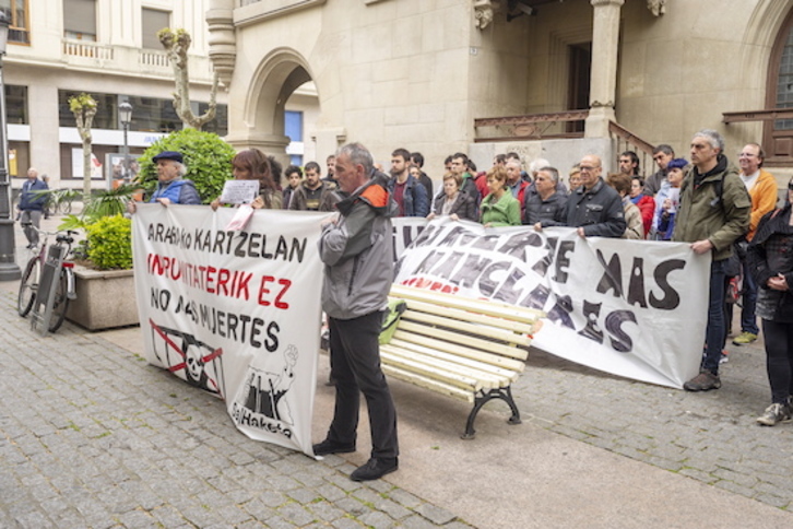 Concentración convocada para denunciar la muerte de Xabier González. (Jaizki FONTANEDA/FOKU)