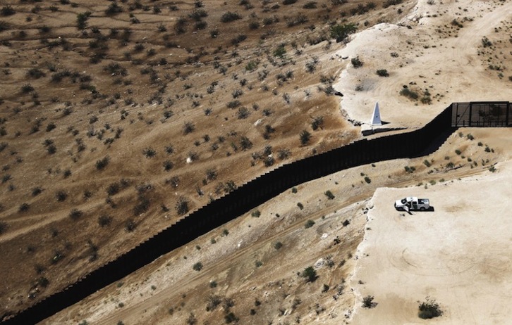 Un vehículo de la Patrulla Fronteriza de EEUU hace guardia junto al muro que hace de frontera con México. (Mario TAMA / AFP)