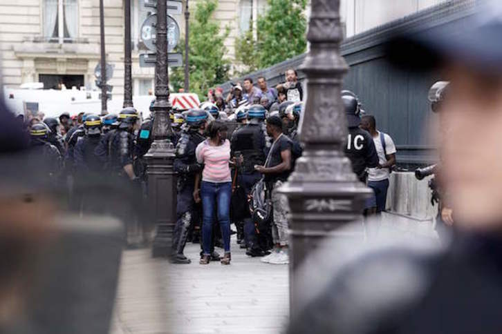 Imagen del desalojo. (Kenzo TRIBOUILLARD / AFP)