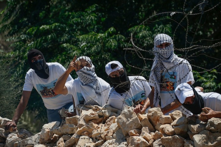 Jóvenes palestinos, durante unos enfrentamientos con fuerzas sionistas en Kfar Qaddum, cerca de Nablús. (Jaafar ASHTIYEH / AFP)