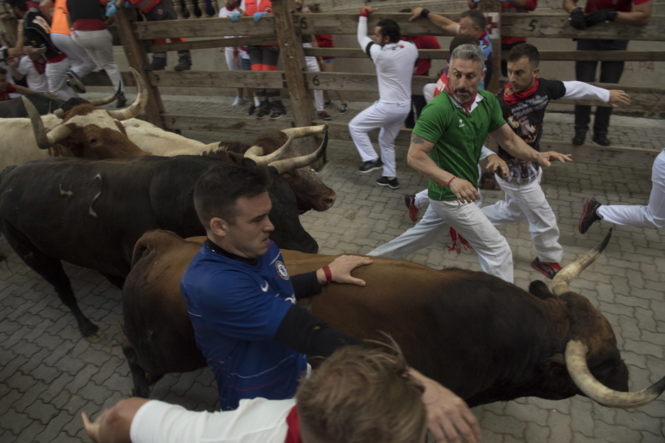 Corredores habituales en el tramo final del recorrido. (Jagoba MANTEROLA / FOKU) Corredores habituales en el tramo final del recorrido. (Jagoba MANTEROLA / FOKU)
