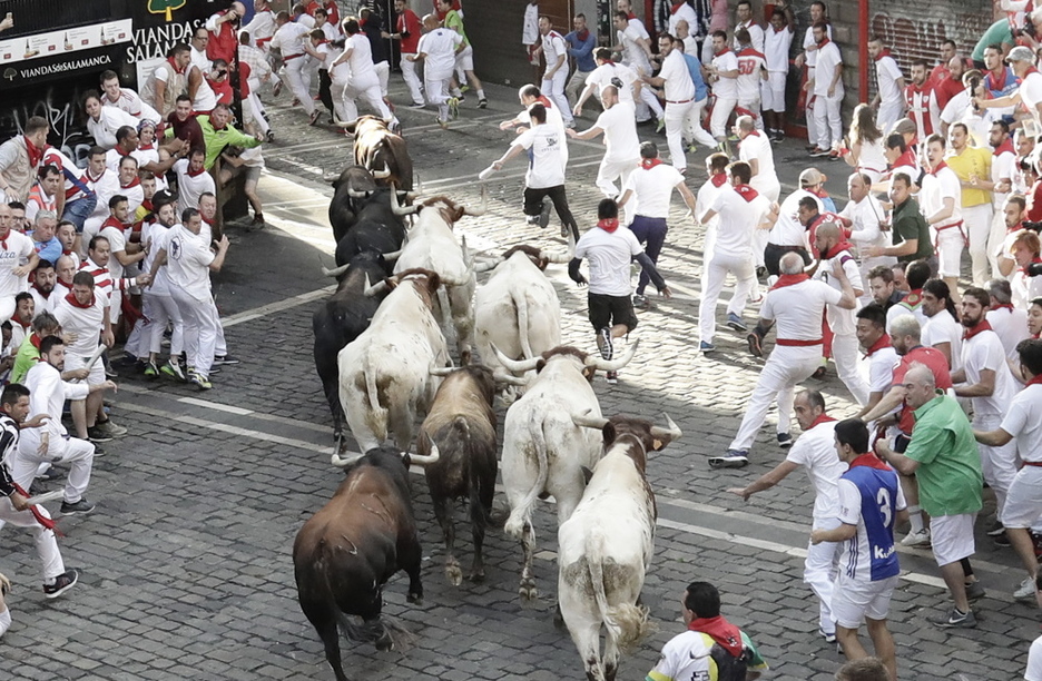 La manada enfila la plaza del Ayuntamiento. (Joseba ZABALZA / FOKU) La manada enfila la plaza del Ayuntamiento. (Joseba ZABALZA / FOKU)