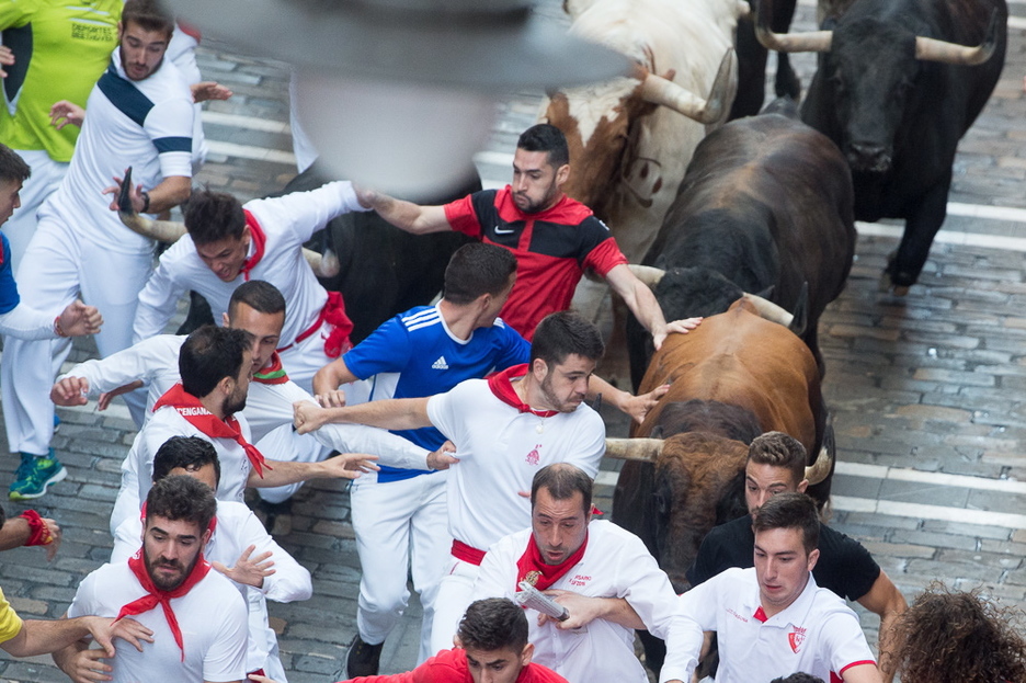 Pelea por la posición ante los astados. (Iñigo URIZ / FOKU) Pelea por la posición ante los astados. (Iñigo URIZ / FOKU)