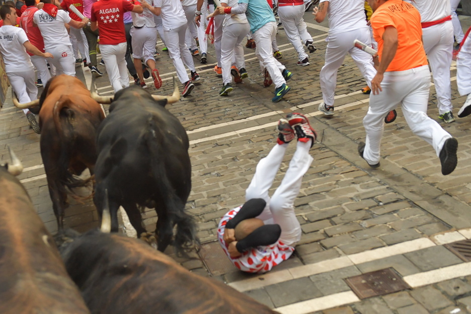 Un joven ha caído en la curva. (Idoia ZABALETA / FOKU) Un joven ha caído en la curva. (Idoia ZABALETA / FOKU)