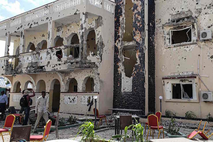 Fachada del hotel Asasey, en Kismayo, tras el ataque yihadista. (AFP)