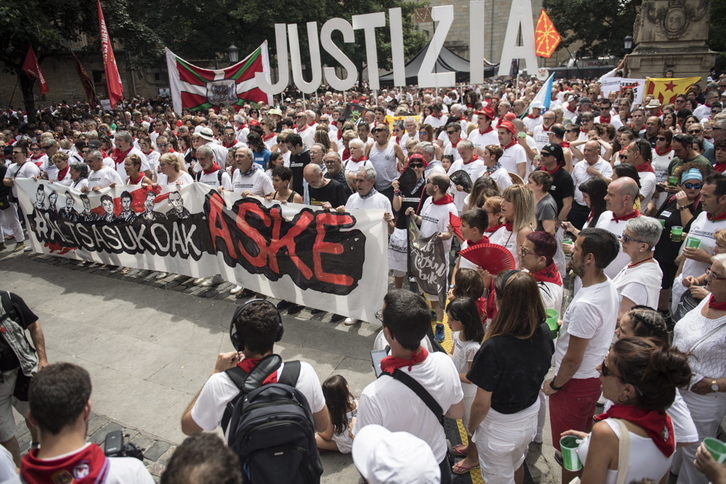Cientos de personas han llenado la plaza de Recoletas en solidaridad con los jóvenes de Altsasu. (Jagoba MANTEROLA / FOKU)