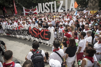 Cientos de personas han llenado la plaza de Recoletas en solidaridad con los jóvenes de Altsasu. (Jagoba MANTEROLA / FOKU)