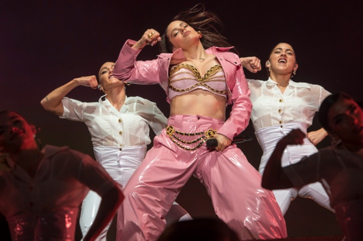 Rosalía actuó con sus bailarinas frente a 40.000 personas. (Monika DEL VALLE / FOKU)