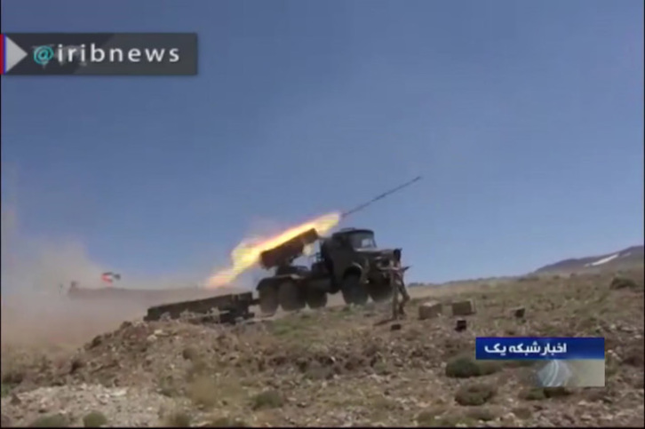 Un vehículo de artillería iraní lanza proyectiles en las montañas de Kurdistán. (AFP)