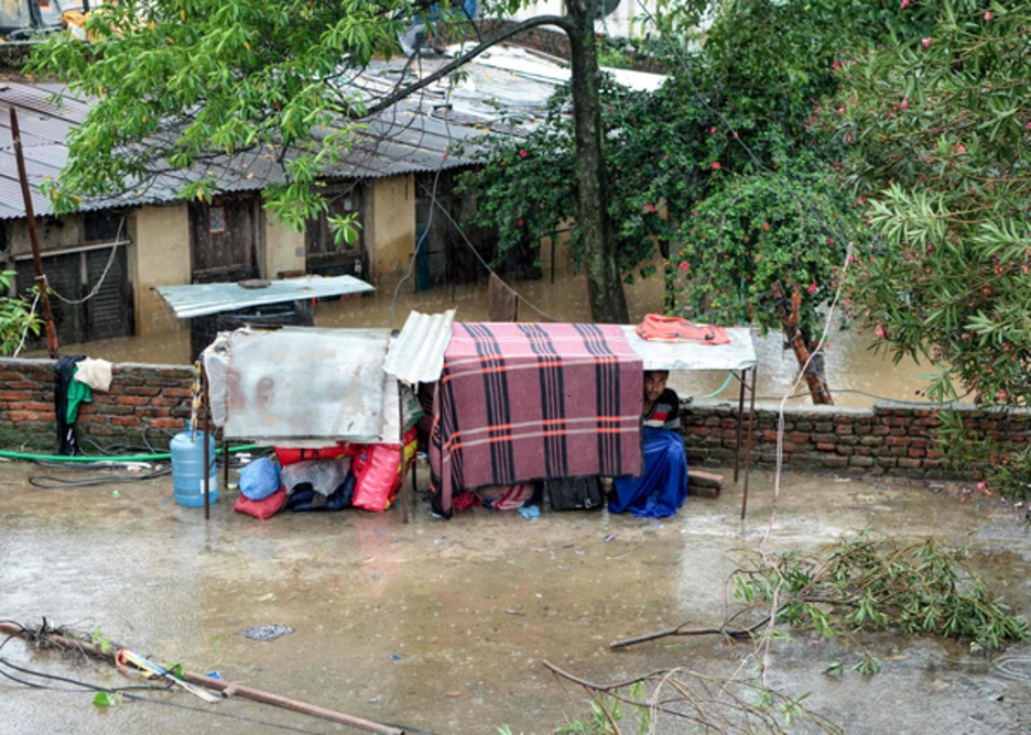 Cualquier opción es buena para tratar de mantenerse seco. (Prakash MATHEMA / AFP)