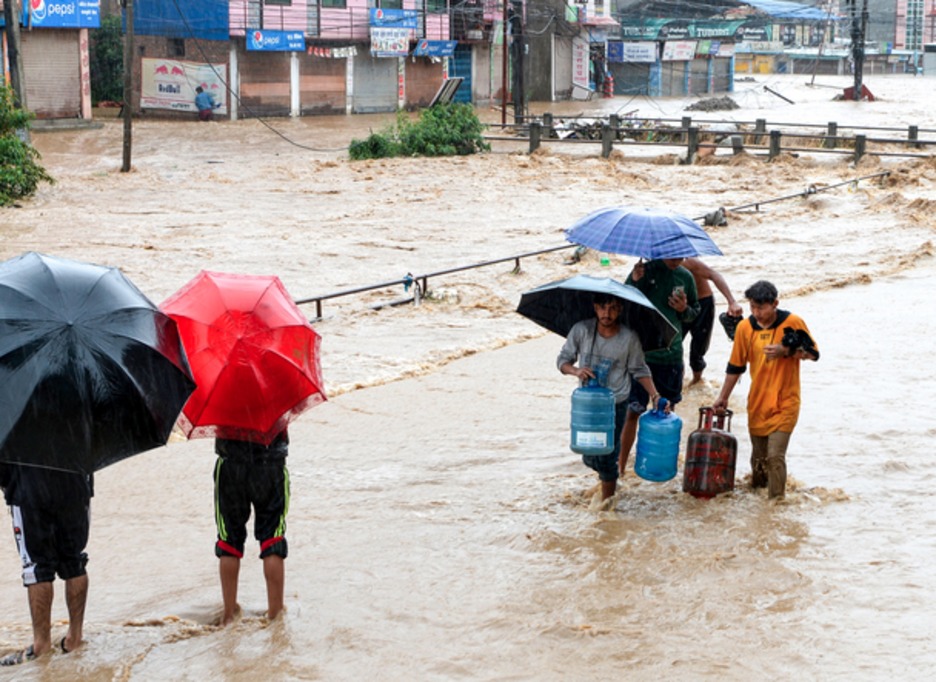 Los ciudadanos se abastecen de agua y gas. (Prakash MATHEMA / AFP)