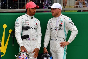 Bottas conversa con Hamilton, los dos mejores en la calificación (Andrej ISAKOVIC / AFP)