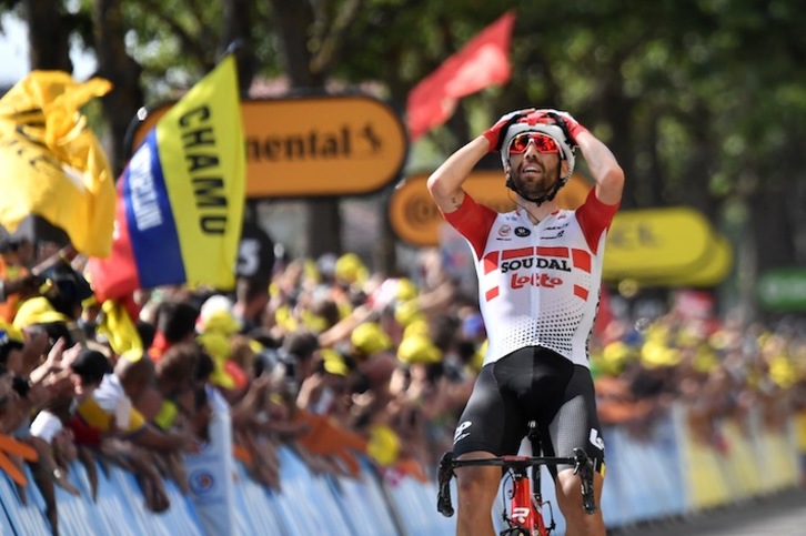 Thomas De Gendt casi no se puede creer su victoria al cruzar la meta. (Jeff Pachoud/AFP)