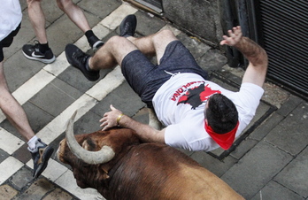 La primera cornada se ha producido en Estafeta. (Iñaki VERGARA / FOKU)