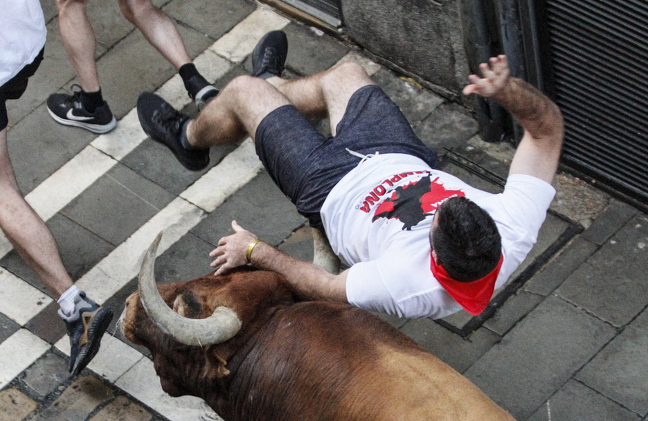 La primera cornada se ha producido en Estafeta. (Iñaki VERGARA / FOKU)