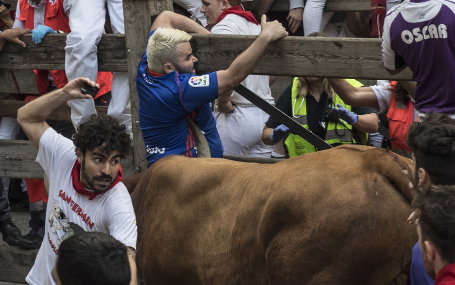 En el tramo de telefónica ha habido otra cornada en la axila. (Jagoba MANTEROLA / FOKU)