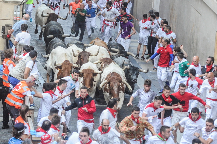 Los toros subiendo por la cuesta de Santo Domingo en un encierro de San Fermín, en una imagen de archivo. (FOKU)