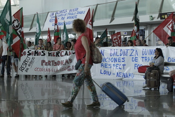 Las operaciones de despegue y aterrizaje en el aeropuerto de Loiu se llevan a cabo con normalidad en las primeras horas. (Aritz LOIOLA / FOKU)