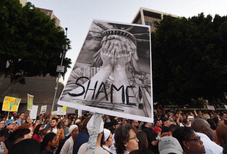Manifestación contra las redadas de migrantes en Los Angeles (Mark RALSTON/AFP)