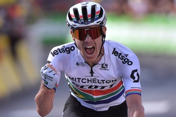 Daryl Impey celebra su victoria tras superar en el sprint a Benoot. (Marco Bertorello/AFP)