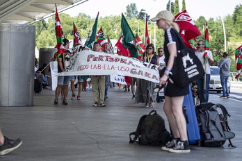 Imagen de la protesta de hoy en el aeropuerto de Loiu. (Aritz LOIOL/FOKU)