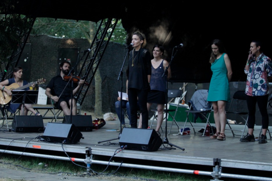 ‘Ez da kasualitatea’ bertso musikatuen emanaldia. (Aritz LOIOLA / FOKU) ‘Ez da kasualitatea’ bertso musikatuen emanaldia. (Aritz LOIOLA / FOKU)