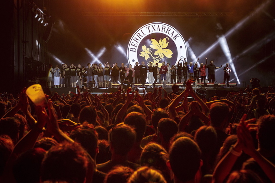 Berri Txarrak eta talde lagun guztiak, oholtzan. (Aritz LOIOLA/FOKU) Berri Txarrak eta talde lagun guztiak, oholtzan. (Aritz LOIOLA/FOKU)