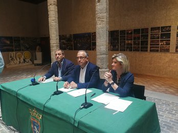 Enrique Maya, flanqueado por los ediles Javier Labairu y María García-Barberena, en el balance de las fiestas. (@MartxeloDiaz)
