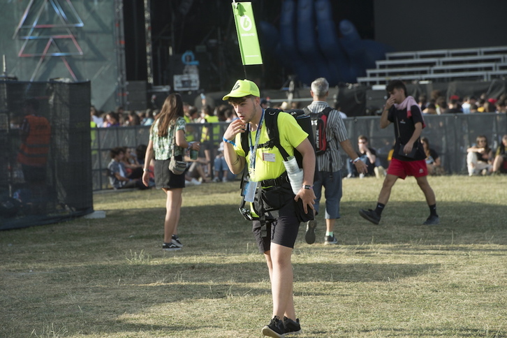 Un trabajador en el BBK Live celebrado este fin de semana. (Monika DEL VALLE / FOKU)