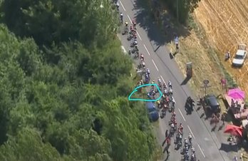 Momento en el que Bardet empuja a Landa (TWITTER)