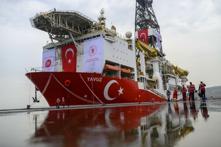 Imagen de archivo del barco de perforación turco Yavuz, destinado a buscar y extraer petróleo y gas fremte a las costas de Chipre. (Bulent KILIC / AFP)