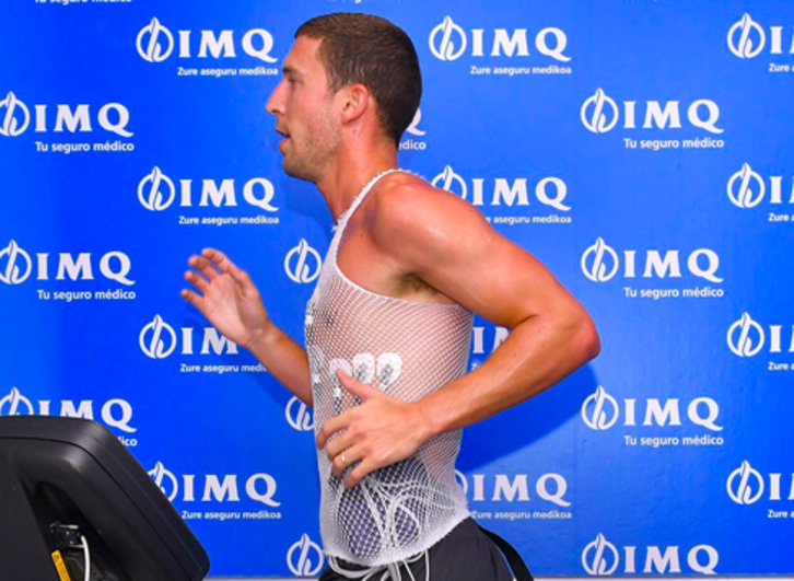 De Marcos pasando las pruebas médicas al inicio de la pretemporada. (@AthleticClub)