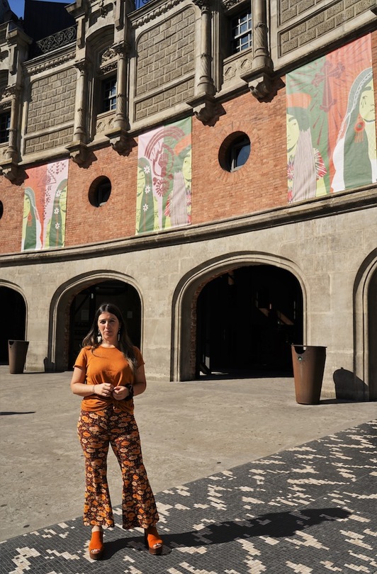 Leire Urbeltz, ante la obra expuesta. (AZKUNA ZENTROA)