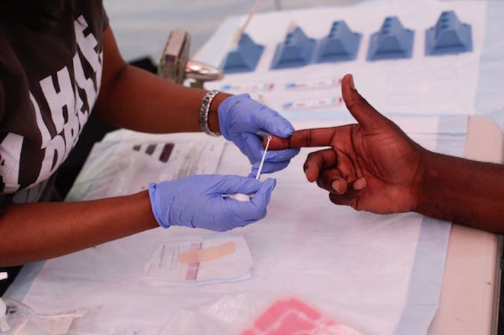 Una persona se somete a la prueba del VIH en Nueva York. (Kena BETANCUR / AFP)