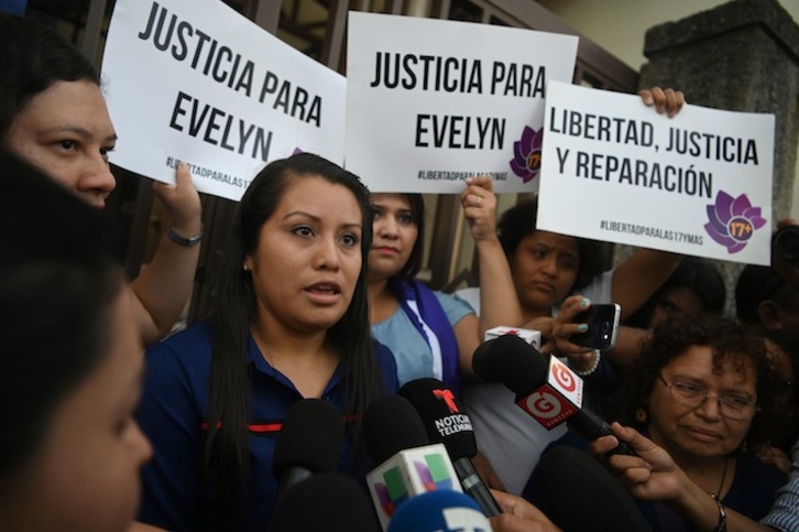 Evelyn Hernández habla con los medios frente al tribunal de Ciudad Delgado, en San Salvador. (Marvin RECINOS / AFP)