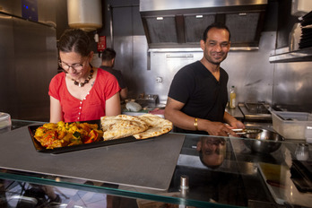 La rue Pontrique à Bayonne compte le restaurant sénégalais Chez Baï et le réunionnais Dodo Run 64. © Guillaume FAUVEAU 