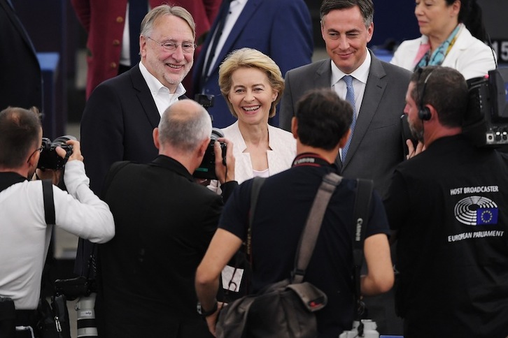 Von der Leyen sonríe tras lograr la presidencia de la Comisión Europea.(Frederick FLORIN/AFP)