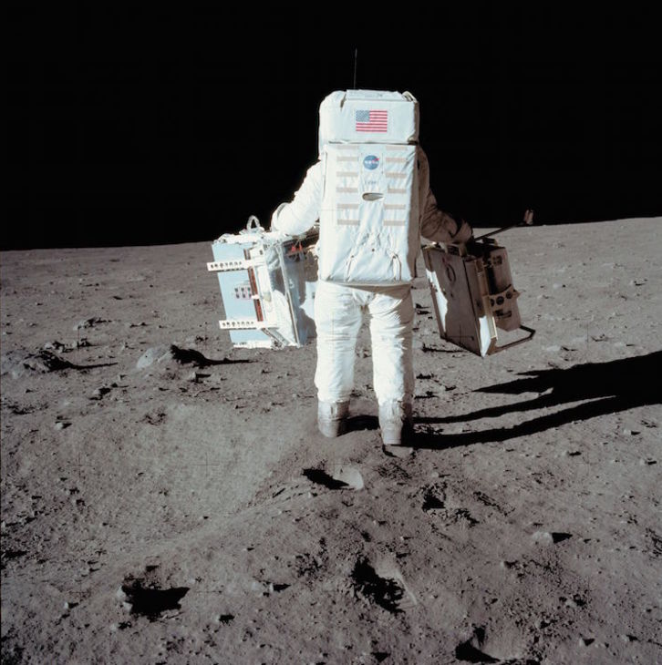 A las 22.56 del 20 de julio de 1969 Neil Armstrong pone su pie izquierdo en la Luna. (AFP)