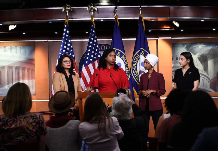 Las cuatro congresistas demócratas citadas por Trump comparecieron el lunes para responder a sus comentarios racistas sobre ellas. (Brendan SMIALOWSKI/AFP)