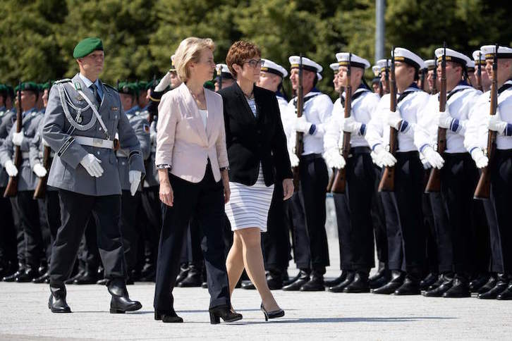 La nueva ministra de Defensa de Alemania, Annegret Kramp-Karrenbauer, a la derecha, junto a su predecesora, Ursula von der Leyen, pasa hoy revista a las tropas en un acto en Berlín. (Axel SCHIDT/AFP)