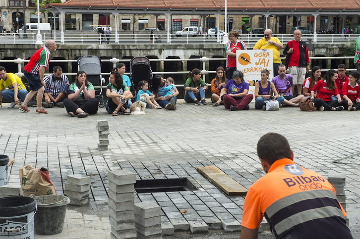 Sentada de las comparsas en protesta por la decisión unilateral del Gobierno municipal de trasladar txosnas a Ripa y verbena a la plaza Circular. (Monika DEL VALLE / FOKU)