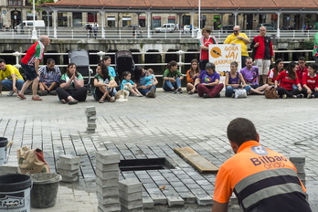 Sentada de las comparsas en protesta por la decisión unilateral del Gobierno municipal de trasladar txosnas a Ripa y verbena a la plaza Circular. (Monika DEL VALLE / FOKU)